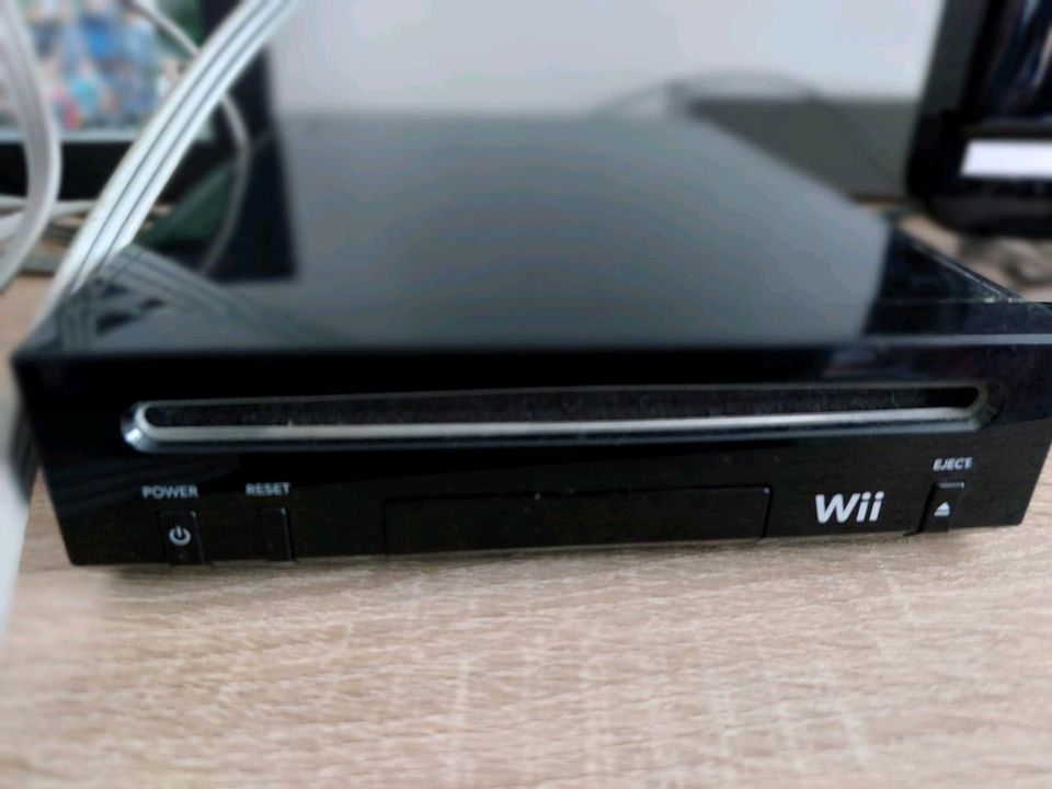 Wii mit Zubehör und einem Spiel in Detmold