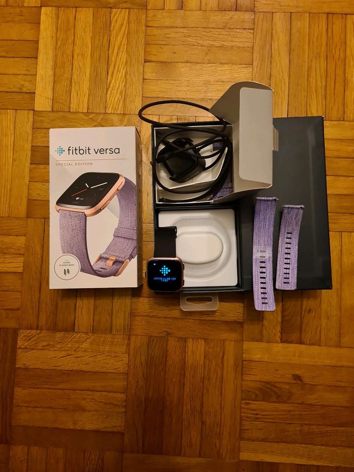 Fitbit Versa lila lavender Special Edition Fitnessuhr in Essen