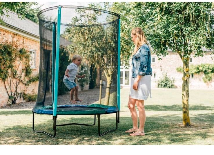 Trampolin mit Gehäuse (Garten) für Kinder in Berlin