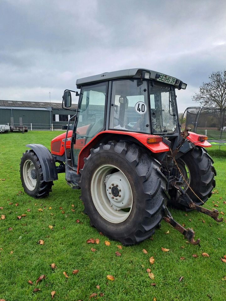 Massey Ferguson 4225 A in Leezen