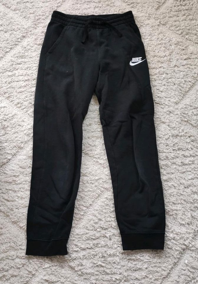 Nike Jogginghose schwarz 158-170 158 schwarz mädchen Jungs Kinder in Pommersfelden