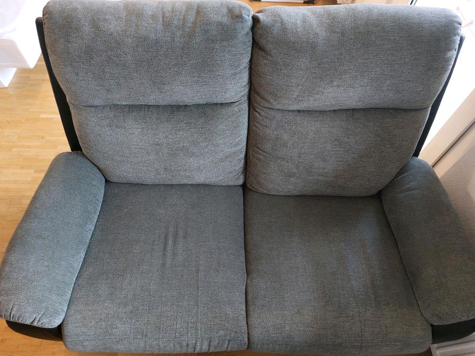Sofa mit halbautomatischer Relaxfunktion in Berlin