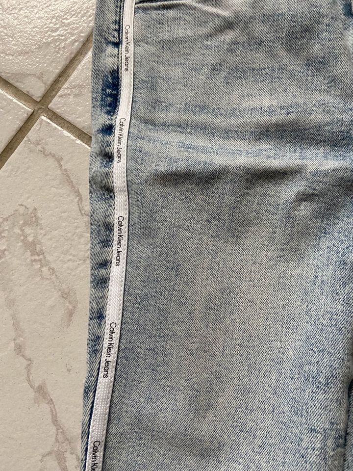 neuwertige Jeans von Calvin Klein Gr. 30/32 in hellblau in Barntrup