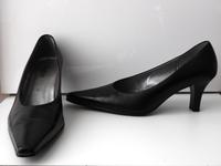 Gabor Echtleder Pumps mit Trichterabsatz UK Gr. 6 / 39 schwarz Hessen - Hattersheim am Main Vorschau