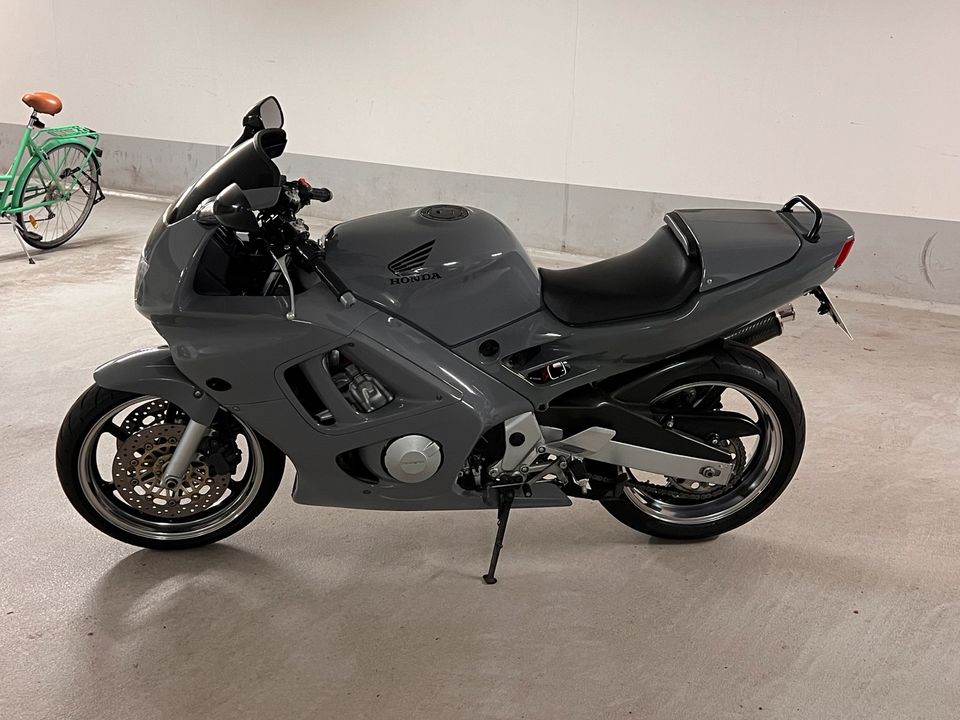 Honda CBR 600 F PC31 in Hamburg