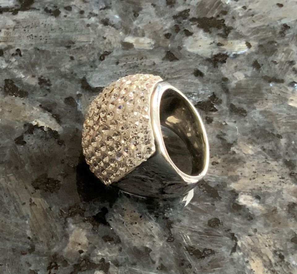 Ring  mit Steinen besetzt - Modeschmuck in Beilngries