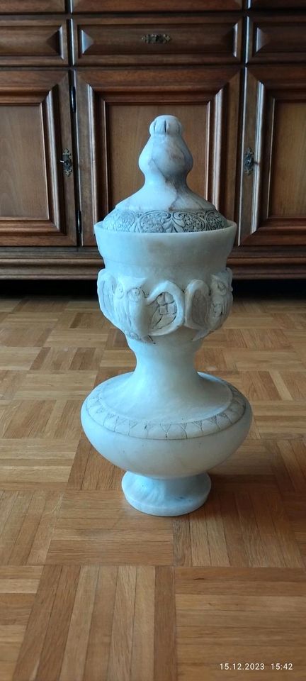 Große Deckelvase Amphore Urne aus Alabaster in Gießen