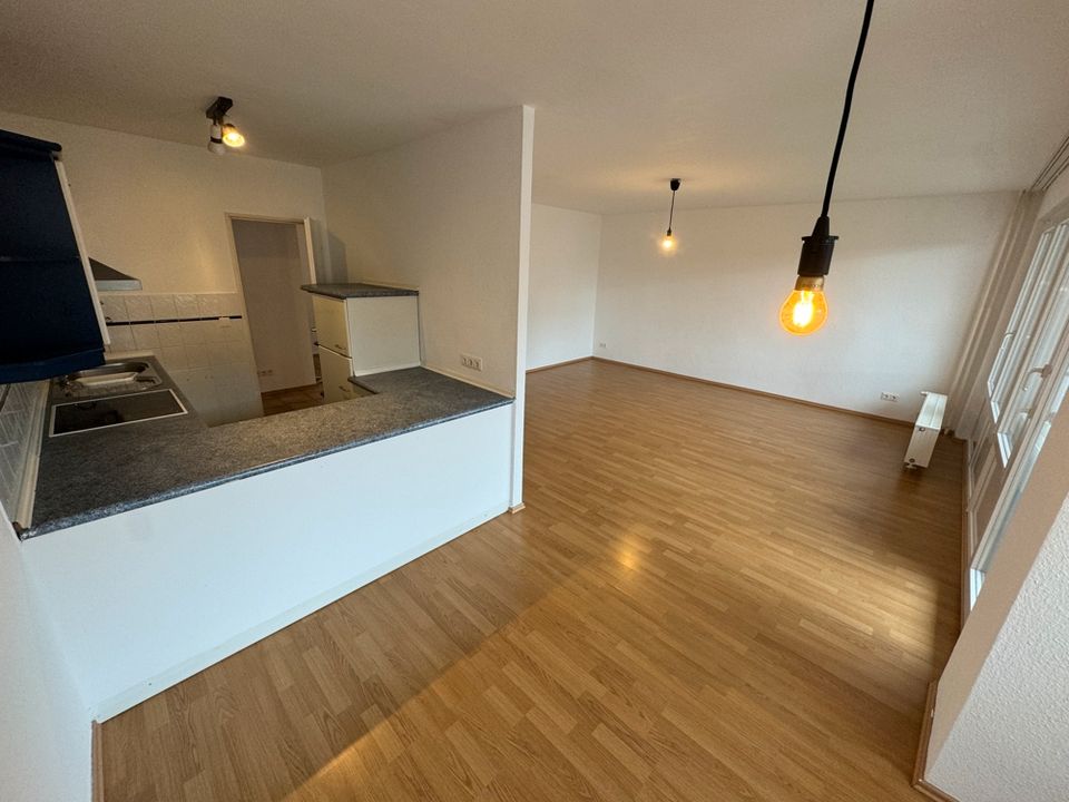 2 Zimmer Appartement, renoviert, Balkon, Laminat, Einbauküche in Tempelhof in Berlin