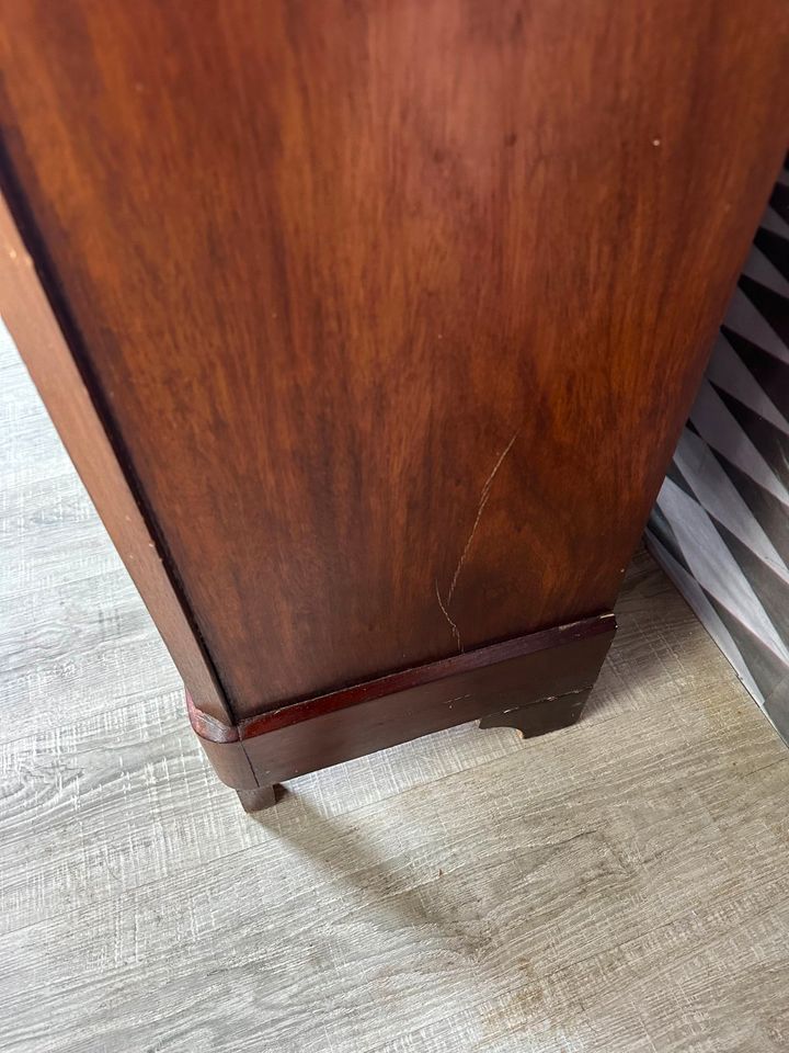 ANTIKER SCHRANK VITRINE UM 1900 MAHAGONI FURNIER VIERTÜRIG - Versand möglich 99 Euro - Wir sind für Sie da lokal in 86830 Schwabmünchen oder online ARTHOME24 in Schwabmünchen