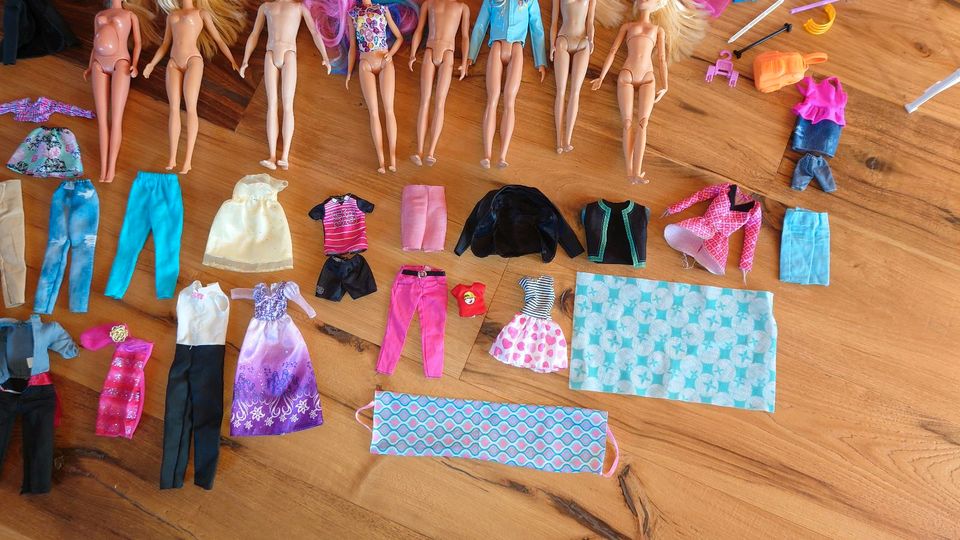 Barbie Sammlung, Kleidung, Fahrzeuge, Häuser in Mechernich