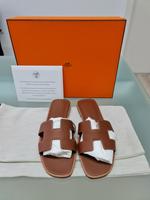 LUXUS! NEU!  Hermès Sandalen Oran Farbe Gold Gr. 35 full set Hessen - Greifenstein Vorschau