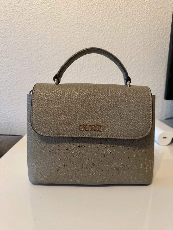 Guess Tasche grün Khaki in Krefeld