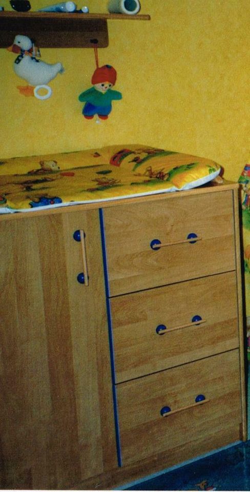 Kinderzimmer: Schrank, Junior Bett , (Wickel) Kommode, Regal. in Bergkamen