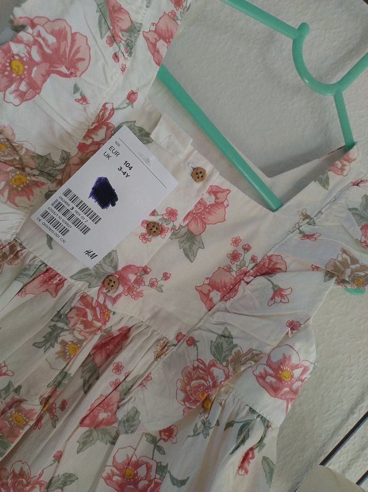 wunderschönes Sommekleid mit Blumen und Rüschen, Gr. 104, neu H&M in Roigheim