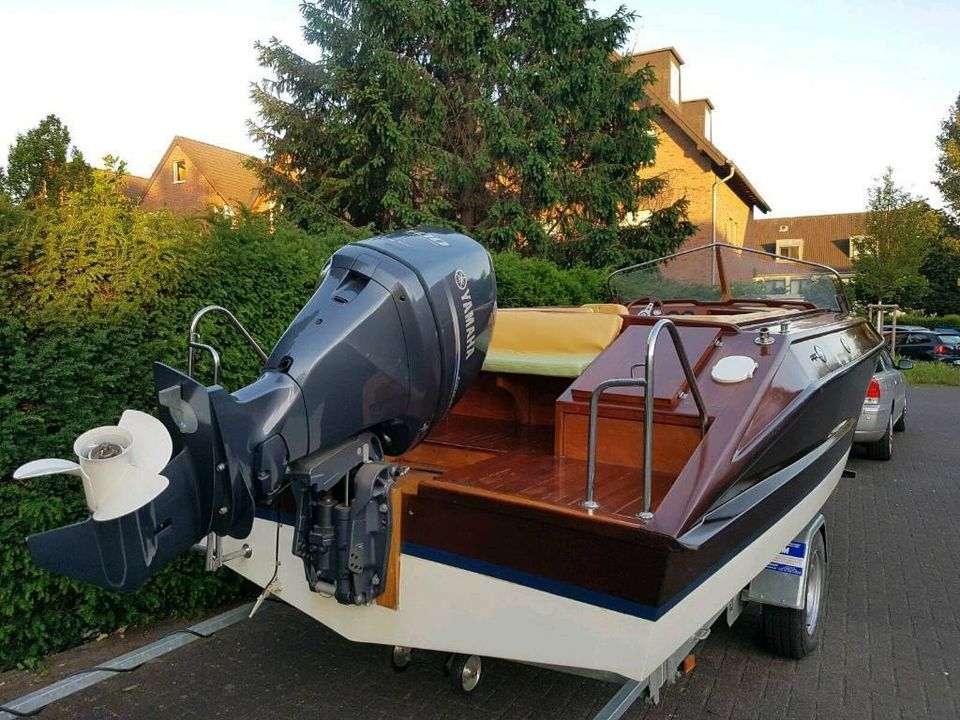 Motorboot Leopard in Mahagoniholz in Köln