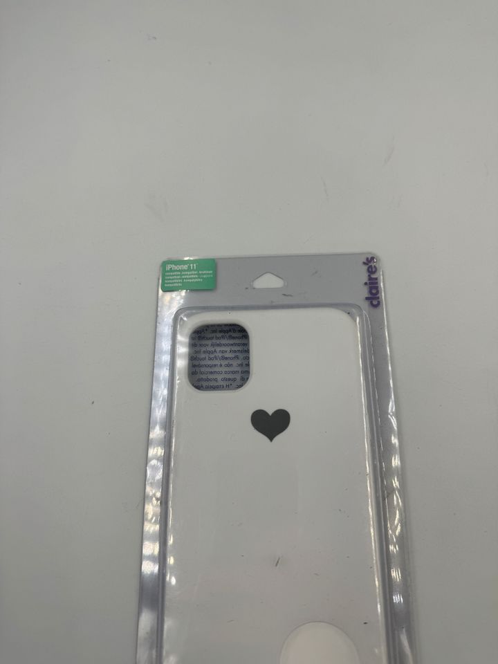 Claires Handyhülle für iPhone 11 Schutzhülle mit Herz weiß in Baunatal