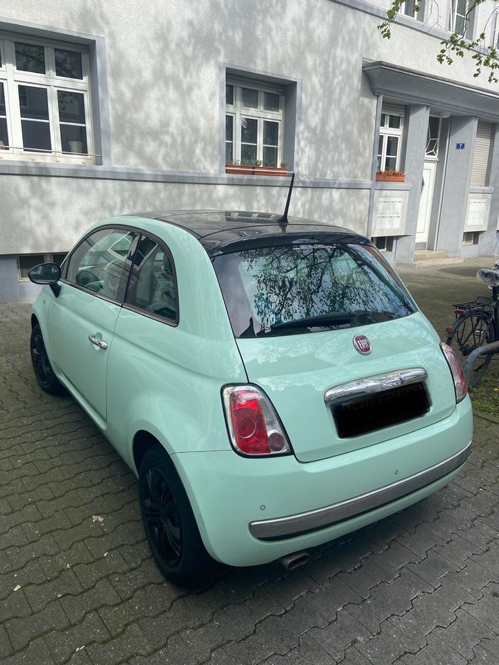 Mintgrüner Fiat 500 Cult mit Panoramadach in Frankfurt am Main