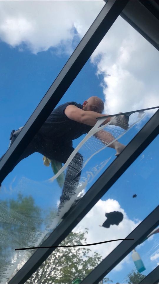 Fensterputzen Glasreinigung, ob privat oder geschäftlich in Taunusstein