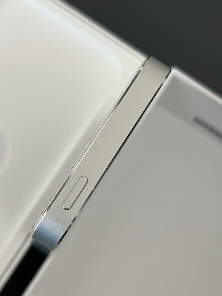 Apple iPhone 5s - 16GB - Silber (Ohne Simlock) A1457 in Glinde
