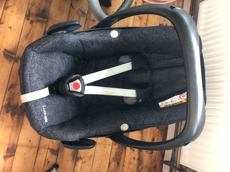 Maxi Cosi Pebble & Station Babyschale in Neu Wulmstorf