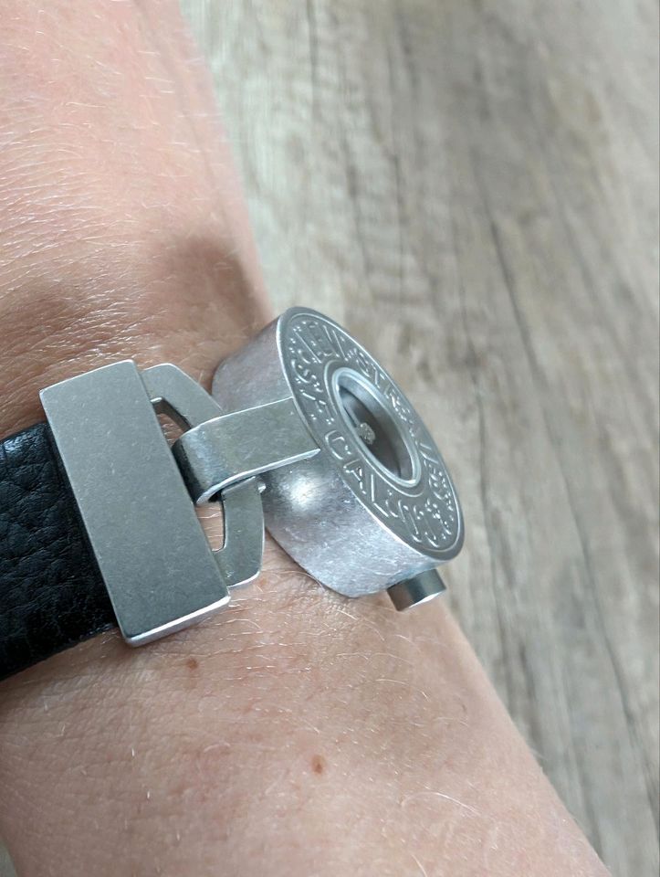 Armbanduhr von Levis in schwarz/silber in Eltville