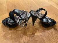 Neue High Heels von H&M Pfennigabsatz,Perlen als Fesselriemen Niedersachsen - Wunstorf Vorschau