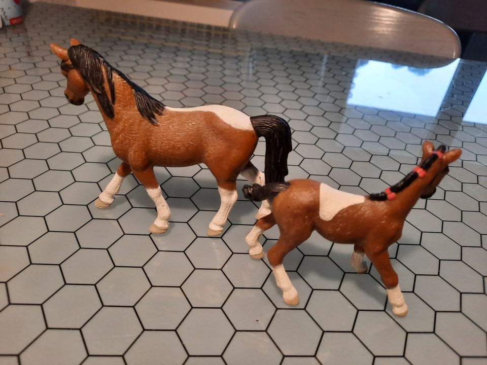 2 Schleich-Pferde (Stute und Fohlen) braun-schwarz-weiß in Wiesbaden