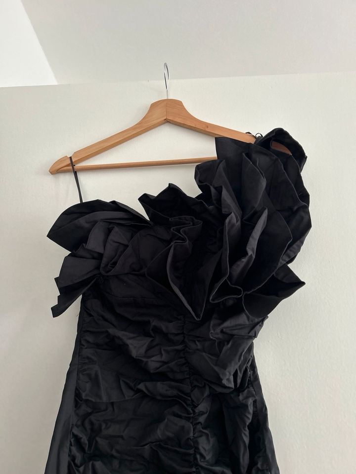 Edles gerafftes Kleid Volants Rüschen One Schoulder ZARA NEU XS in Berlin