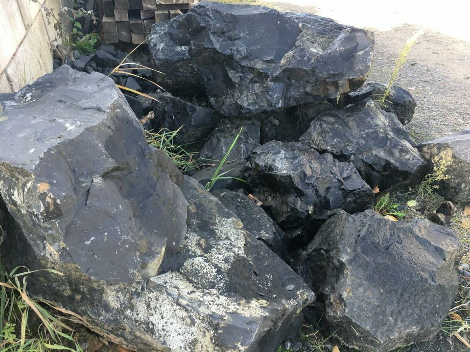 Basalt-Findlinge anthrazit-grau verschiedene Größen in Burglauer