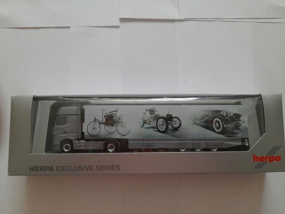 Herpa 159067 MB Actros Giga 2011 Kühlkoffer " 125 Jahre  Automobi in Hannover