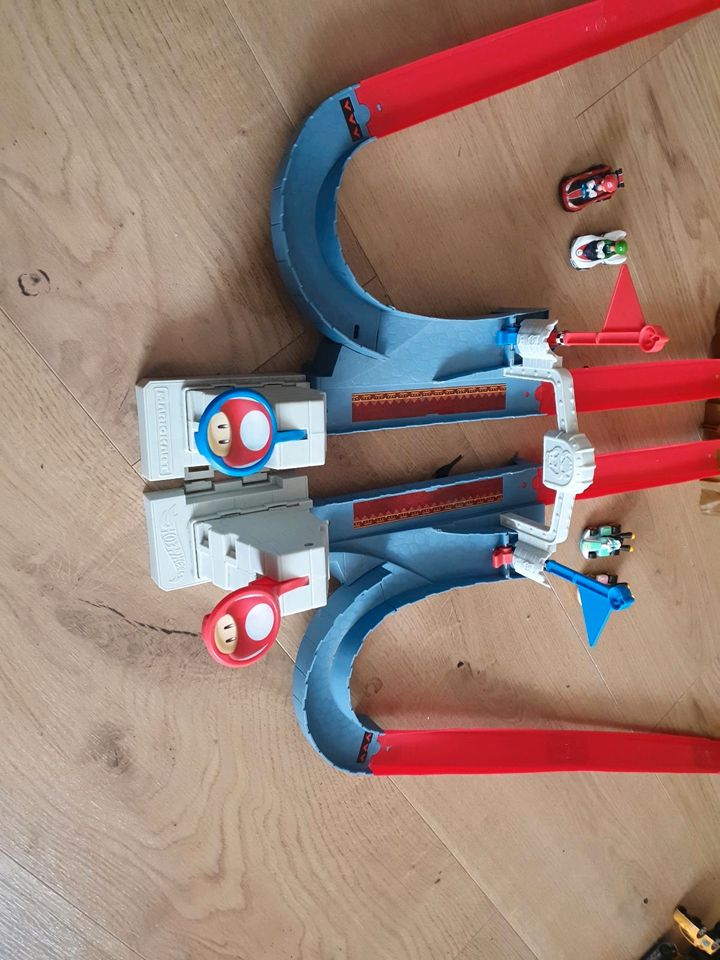 Spielfahrzeuge  Hot Wheels Mario Kart Bowsers Festung Track-Set i in Hallbergmoos