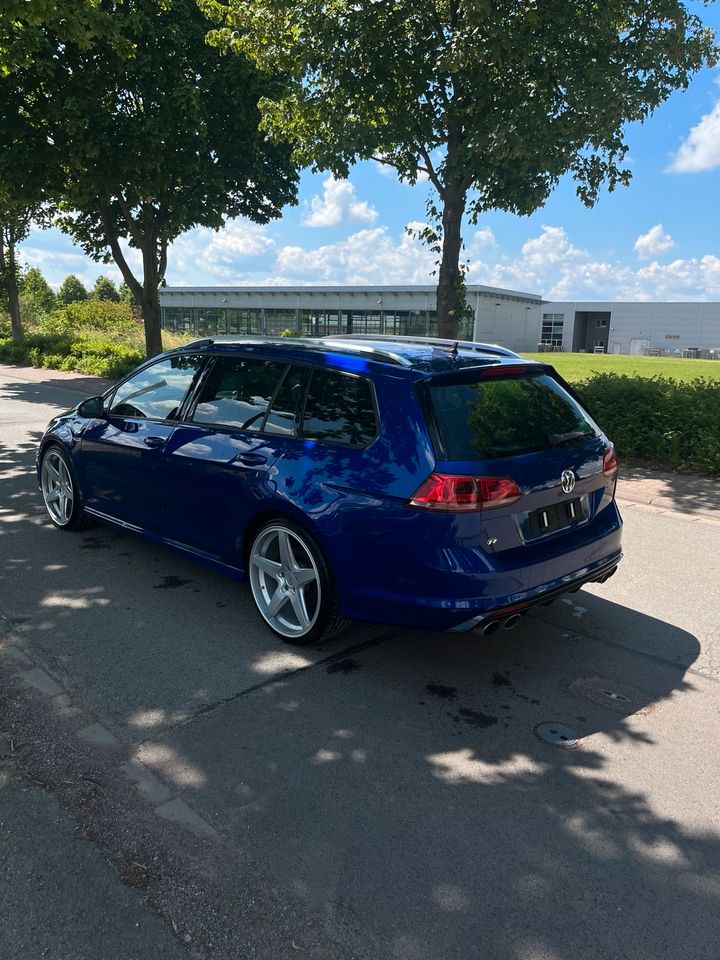 VW Golf 7R Variant Lapizblau Rotiform in Petriroda