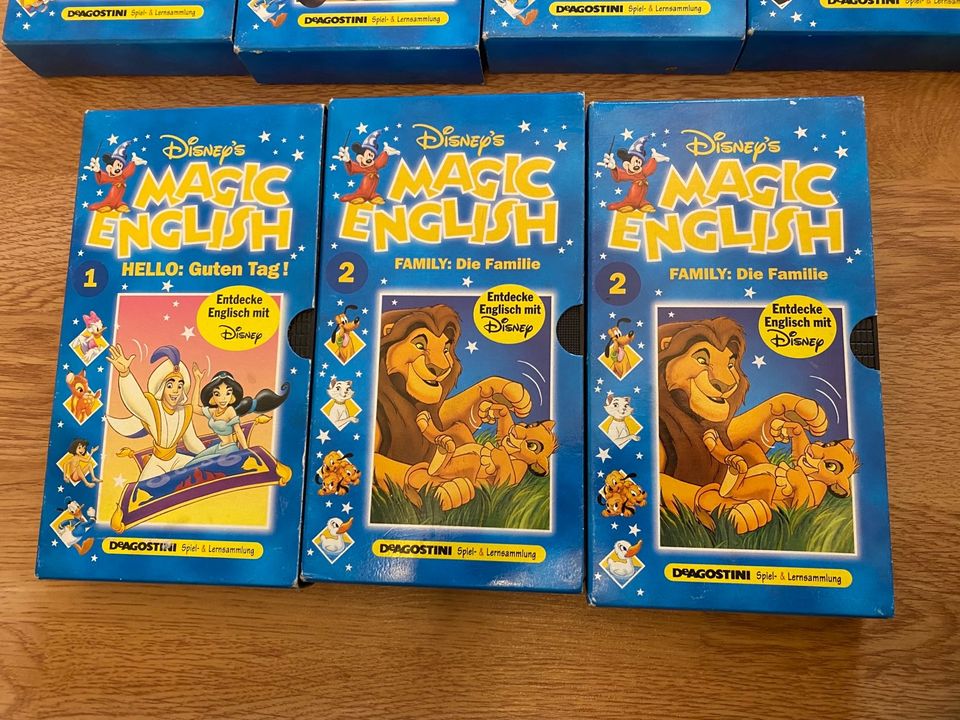 VHS Kasetten Disney Magic Englisch, Winnie Pooh, Barbie, Glücksbä in Elmshorn