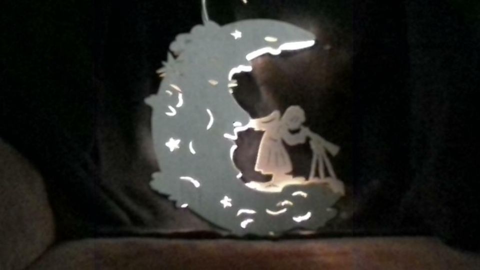 Beleuchtetes Fensterbild Mann im Mond in Kamenz