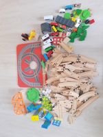 Kinderspielzeug, Eisenbahn aus Holz mit Zubehör. Hessen - Hanau Vorschau