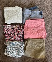 Kleiderpaket Damen Größe M kurze Hosen und Oberteile Niedersachsen - Lüneburg Vorschau