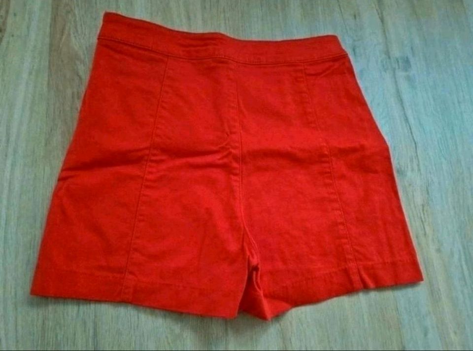 Sommerliche rote Shorts NEU Größe 36 in Laupheim