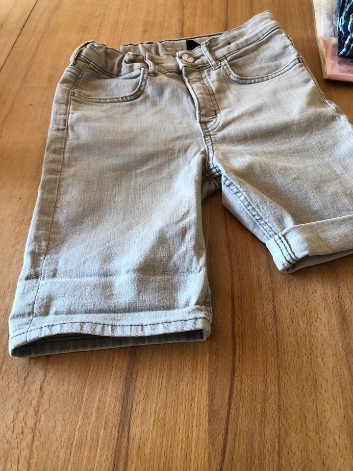 Shorts H&M Bermuda 146 Slum fit Junge grau in Freilassing