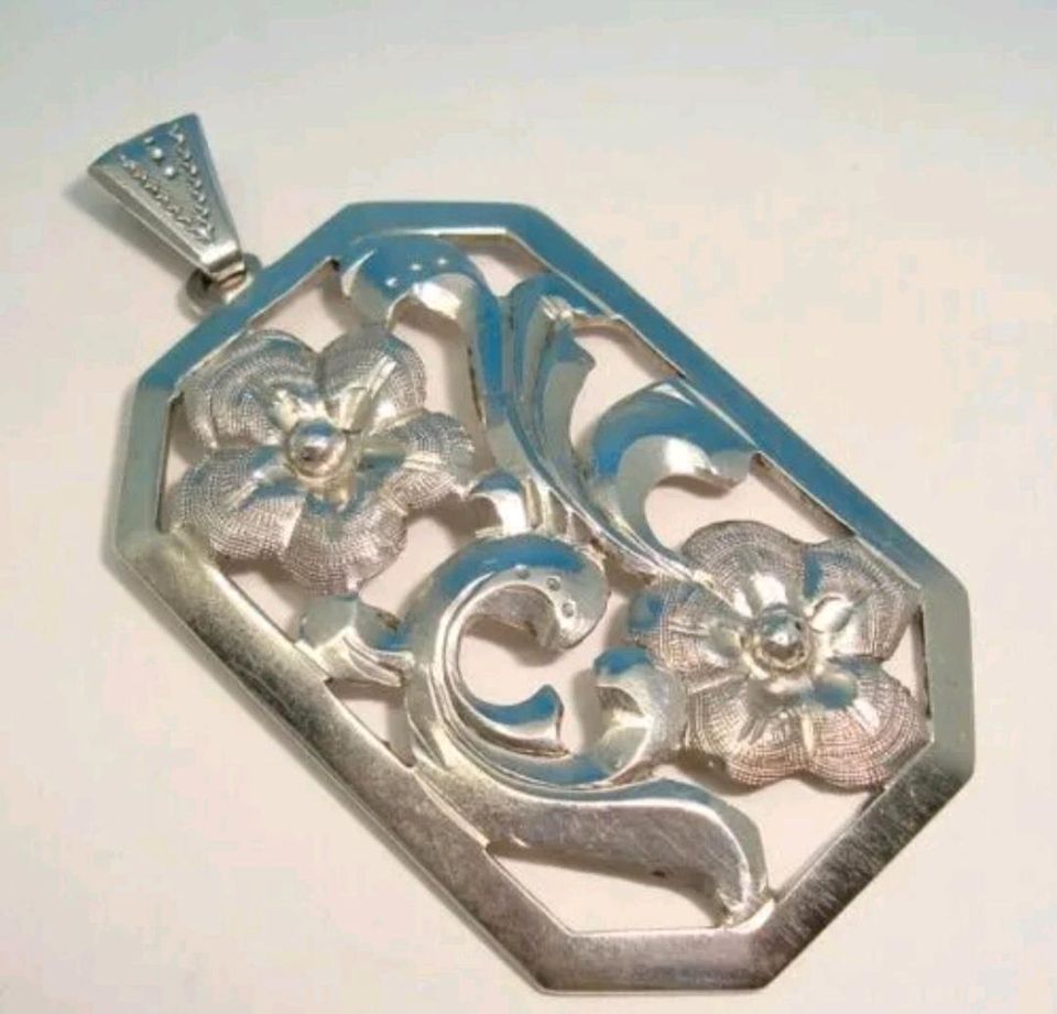 Großer antiker Anhänger Jugendstil 835er Silber Floral Relief in Brehna