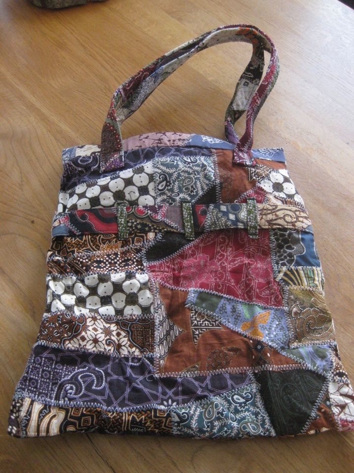 Sehr schöne Stofftasche mit Reisverschluss 40 x 36 cm. in Maselheim