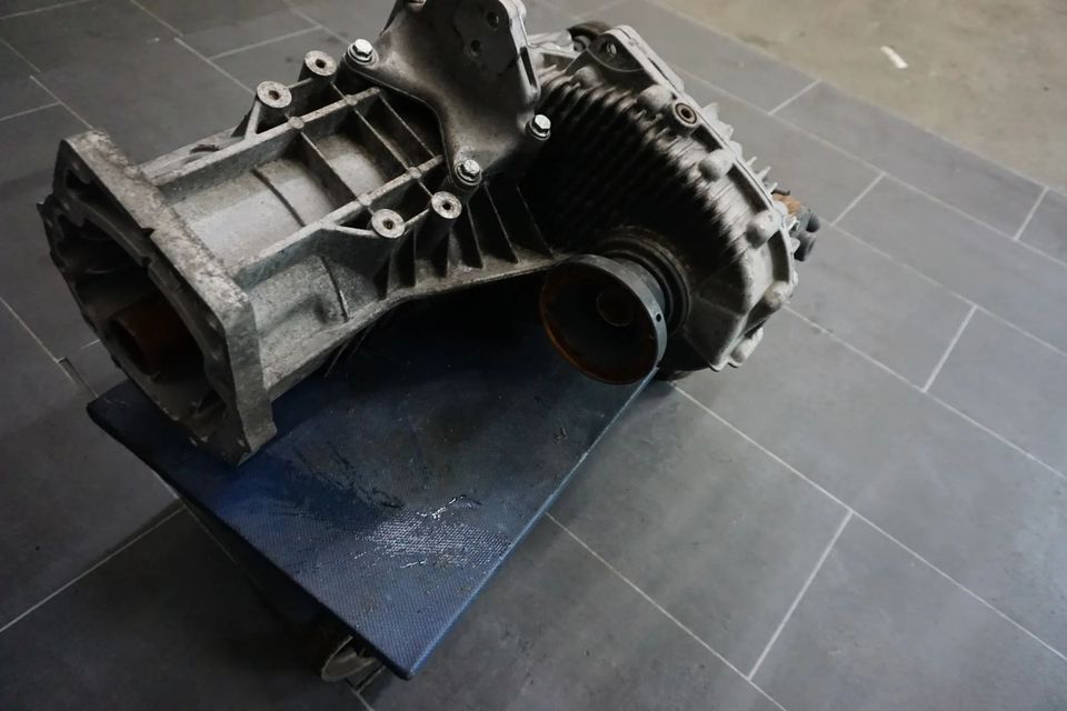 VW Touareg 7L 5,0TDI V10 Getriebe Verteilergetriebe HXB 0AD341012 in Wurzen