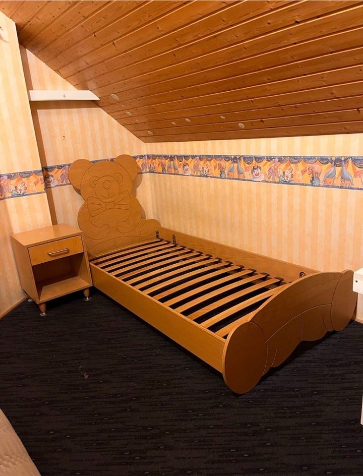 Kinderbett „Teddybär“ aus Holz, 90 x 200 cm inkl. Nachttisch in Mechernich