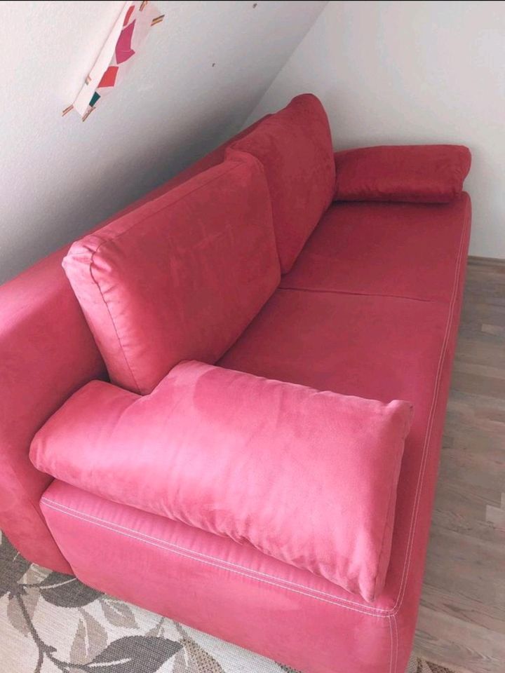 Rotes Sofa mit Federkern zum Ausklappen mit Bettkasten in Bremen