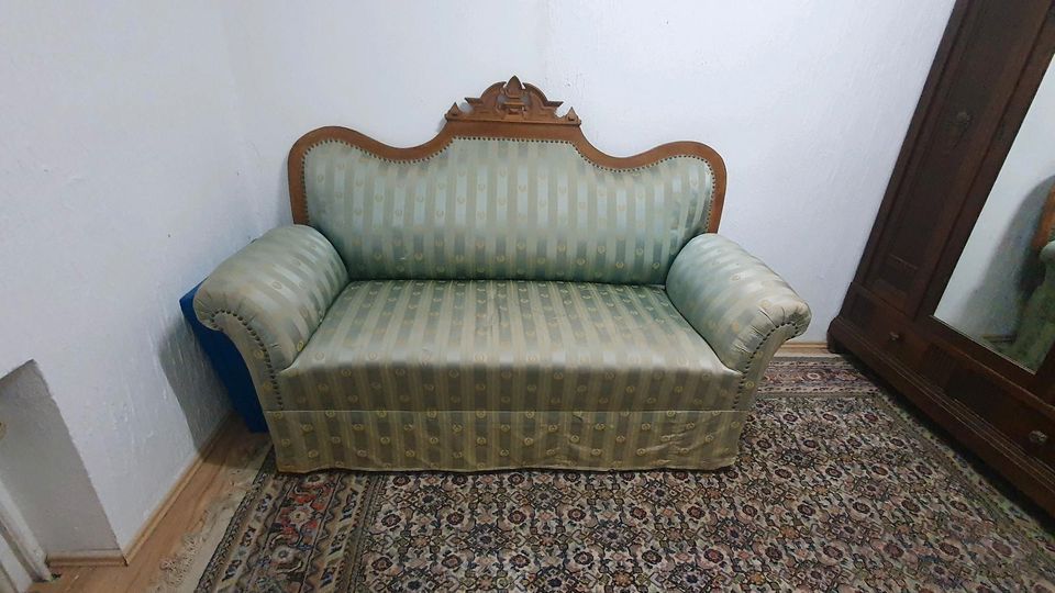 Alter Schlafzimmer Schrank mit Couch und Stuhl in Altena