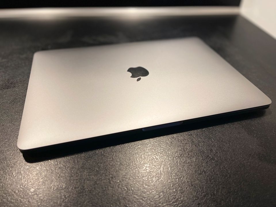 MacBook Pro 13‘‘ (2019), 2,4Ghz, TouchBar, 4x USB-C in Centrum