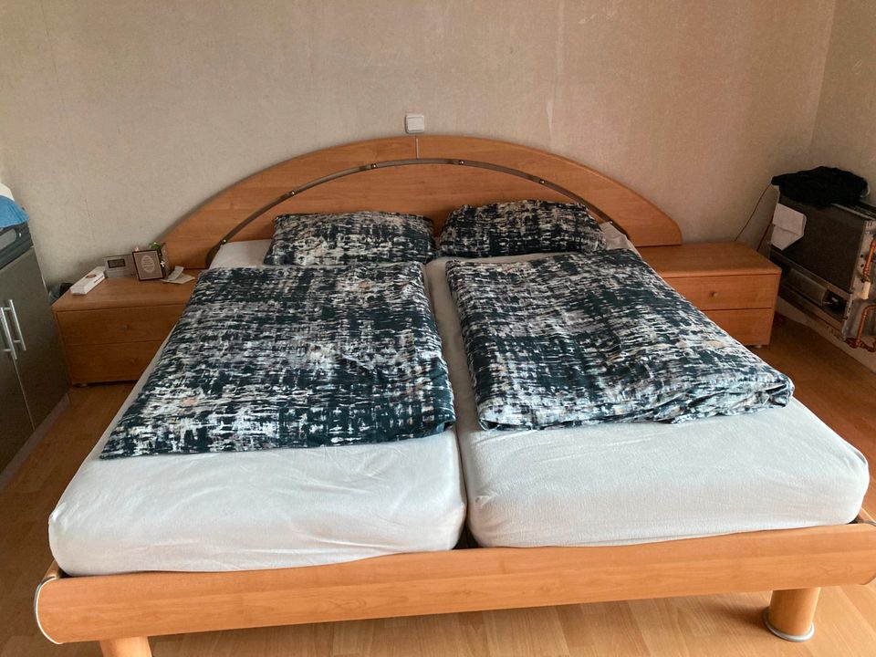 Schlafzimmer Schrank Bett und Lattenrost in Wiebelsheim