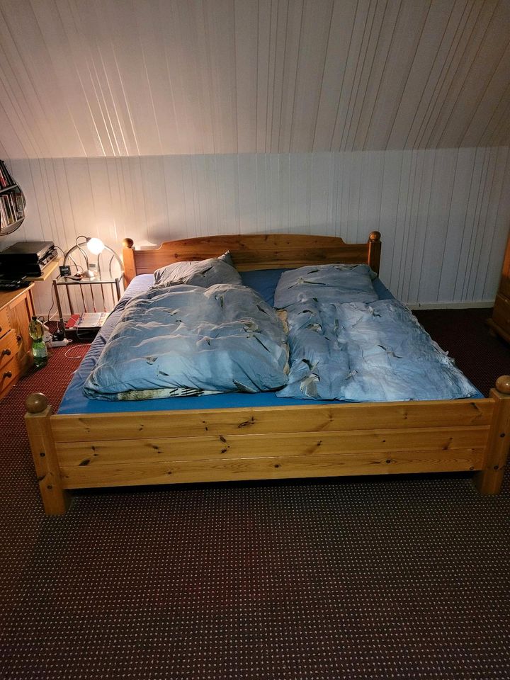 Schlafzimmer komplett Kiefernechtholz in Lütjenburg