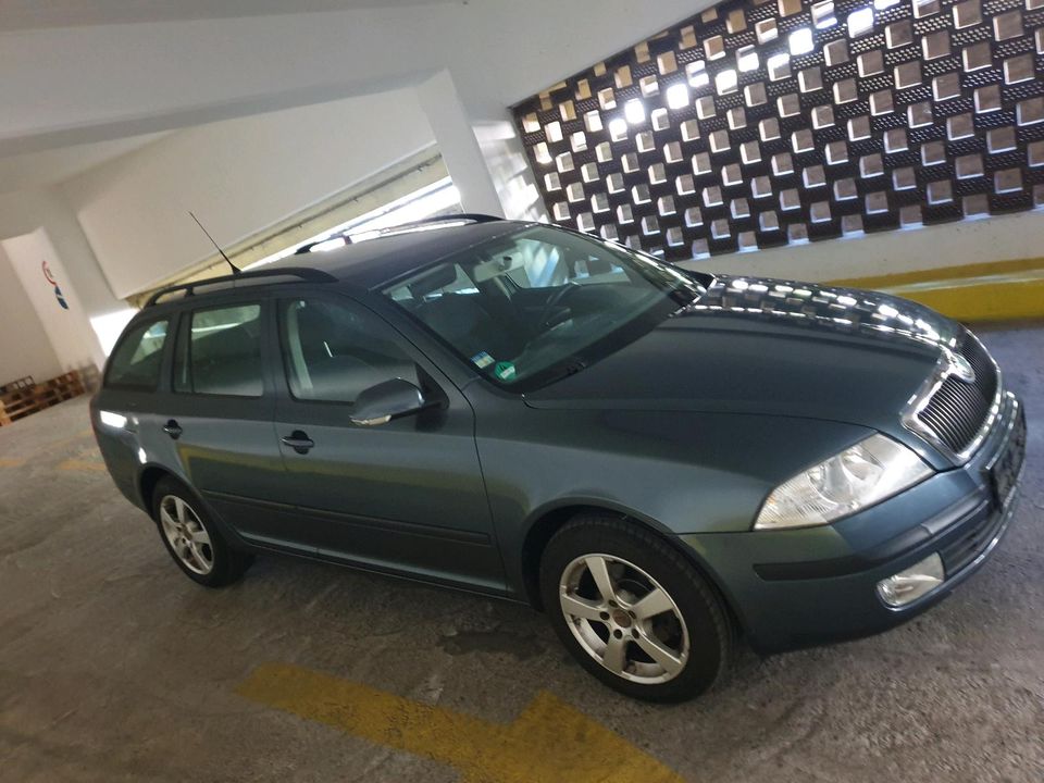 Skoda Octavia 1,6 FSI Ambientepure.bj 12.2006, TÜV bis Mai 2026 in Hamburg