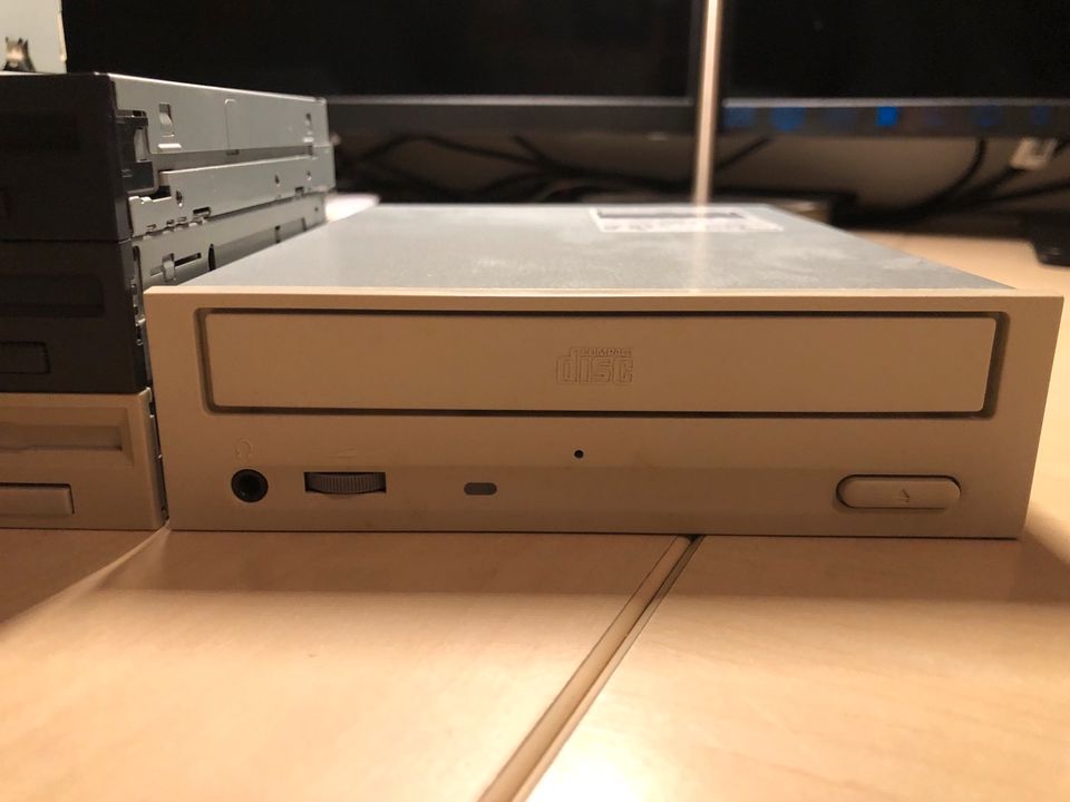 CD-RW- / DVD- / CD-ROM- / 3.5“ Floppy-Drive in Wettstetten