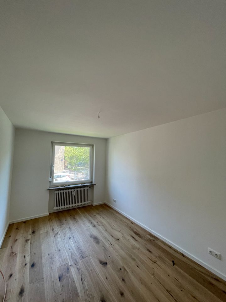 Schöne, neu renovierte 3-Zimmer-Wohnung mit Küche in Hochparterre in München